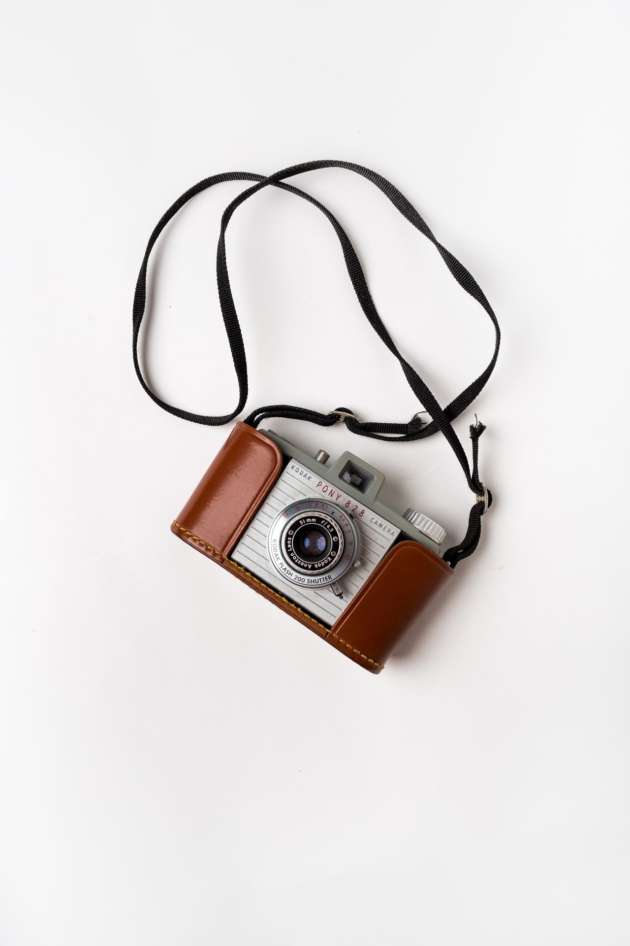 Cámara fotográfica kodak vintage con funda y correa de cuero